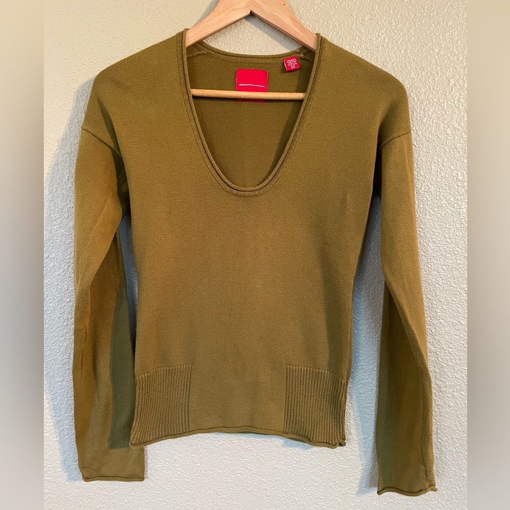 ISDA & CO Olive green scoop neck sweater. Great condition!